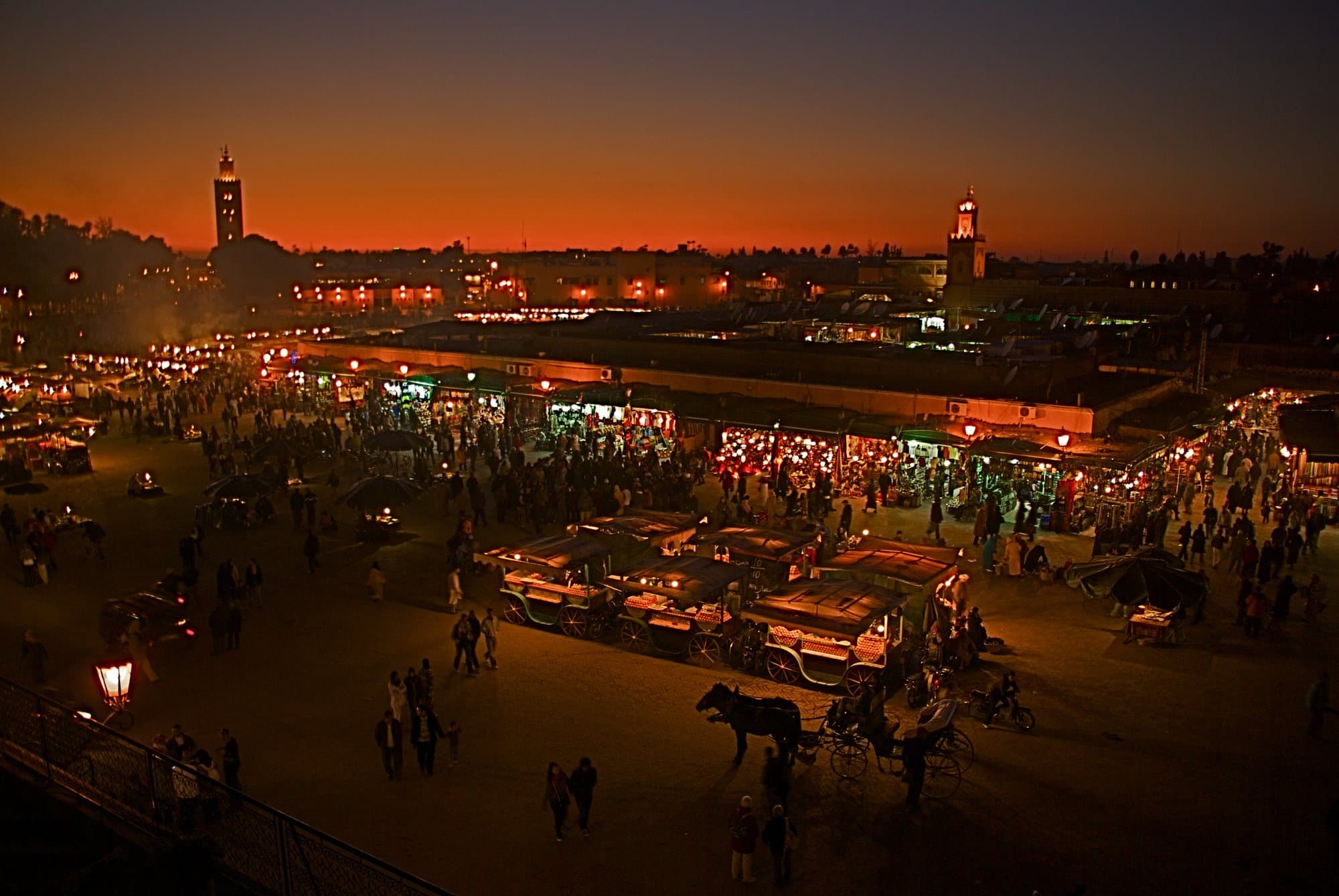 La place Jemaa el-Fnaa à la tombée du jour